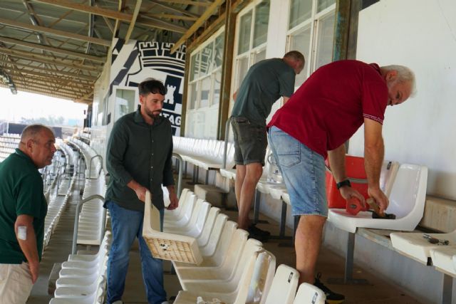 El Ayuntamiento revisa aseos y refuerza la limpieza del Estadio Cartagonova con más personal