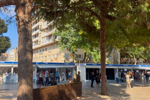 Treinta comercios de Cartagena ofrecen descuentos de hasta el 70% en la Feria Outlet de la plaza Juan XXIII