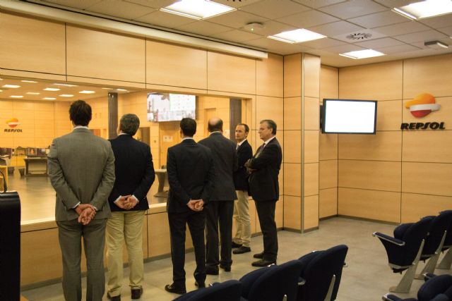 El consejero de Turismo, Cultura y Medio Ambiente se reúne con el equipo directivo de la refinería de Repsol en Cartagena