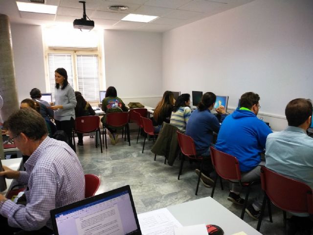 La ADLE enseña cómo utilizar las nuevas tecnologías para buscar trabajo