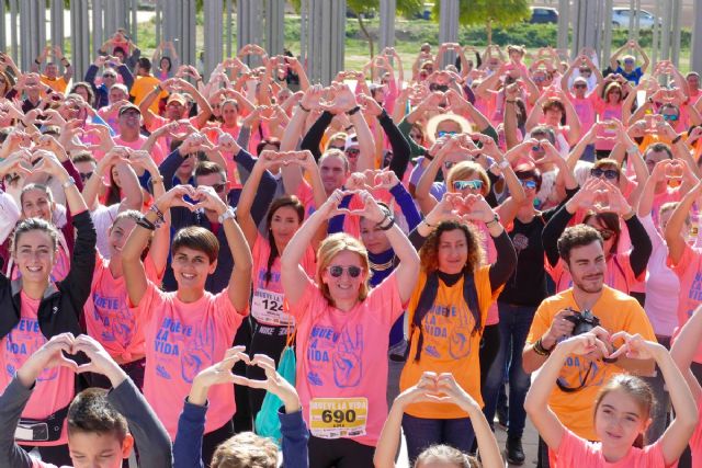 Una marea rosa marcha por El Algar en beneficio a los enfermos de cáncer