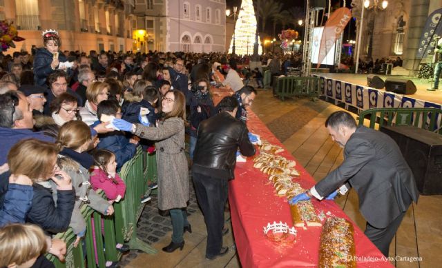 La Gran Fiesta del Roscon de Reyes reune a miles de personas en la Plaza del Ayuntamiento de Cartagena