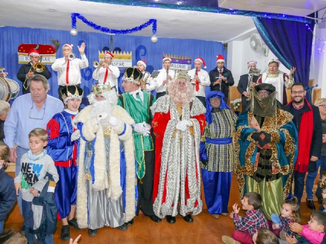 Sus Majestades de Oriente repartieron juguetes en la Asociacion de Vecinos Ensanche-Almarjal