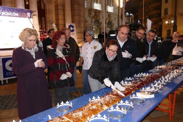 Tres mil cartageneros degustaron el roscón navideño en el Palacio Consistorial de Cartagena