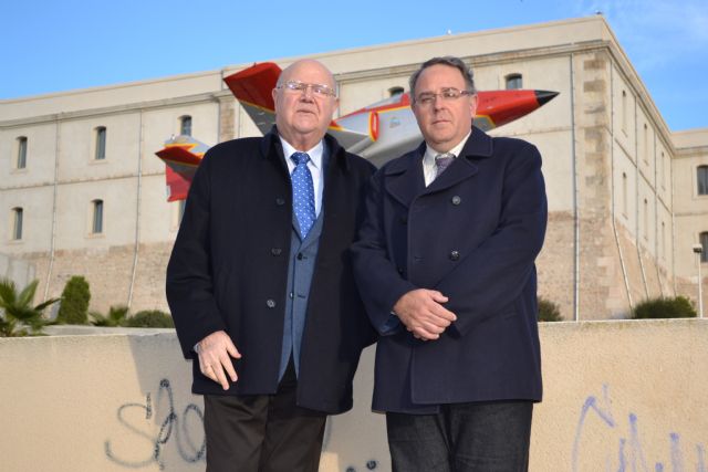 Cruz del Mérito Aeronáutico con Distintivo Blanco a los profesores Roca Dorda y Briones Peñalver