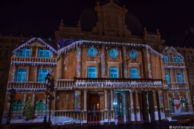 El Palacio Consistorial se transforma con un espectáculo de luz y sonido