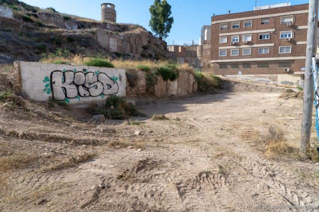 La alcaldesa respalda el trabajo de los arqueólogos en el Molinete