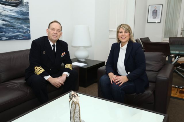 La alcaldesa recibe al nuevo Almirante de Acción Marítima en el Palacio Consistorial