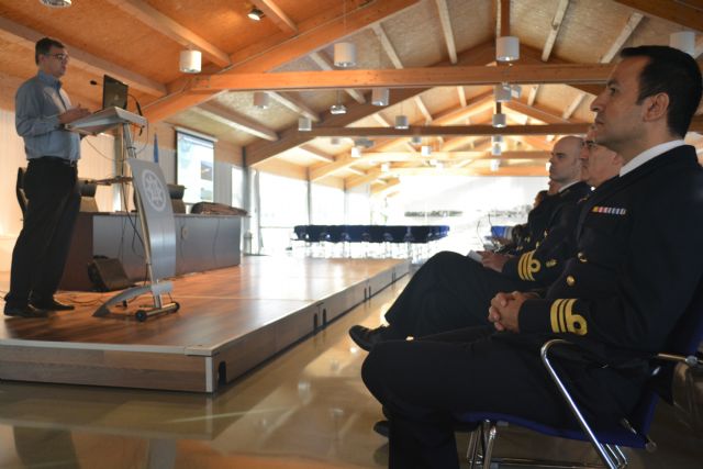 Militares de la Escuela Naval de Guerra de Minas de la OTAN asisten en la UPCT a un taller sobre robótica submarina