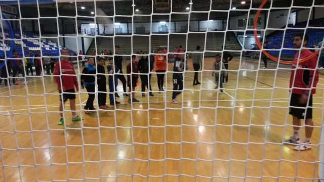 Los chavales de los Centros Interculturales disfrutan de una jornada de fútbol sala con el Plásticos Romero