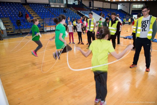 Jugando al Atletismo pone a correr a cerca de trescientos alevines
