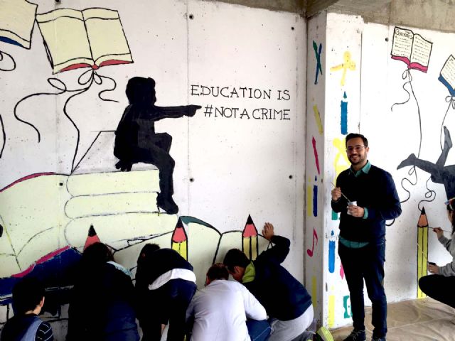 Un mural en defensa de la educación de jóvenes en minorías