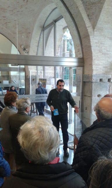 Los mayores visitan la exposición El Hundimiento del Sirio