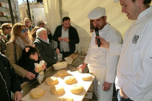 Centenares de ciudadanos degustaron más de 250 piezas de panes tradicionales en la plaza de San Francisco