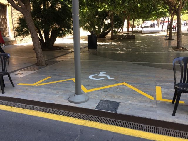 'Sin sillas a dos meses: La Semana Santa más madrugadora de España sigue esperando a que N. Arroyo despierte'