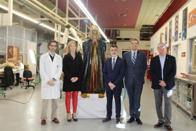 Cultura entrega la talla restaurada de la Virgen de la Soledad de los Pobres a la Cofradía Marraja