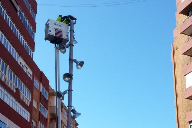 La Plaza de Alicante renueva el alumbrado público con la instalación de proyectores led