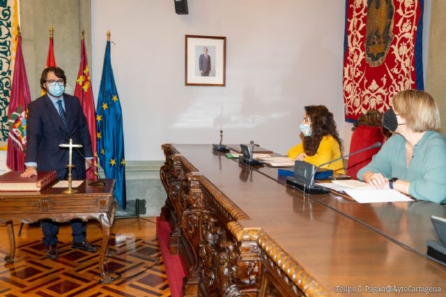 Álvaro Valdés toma posesión de su acta de concejal del Ayuntamiento de Cartagena