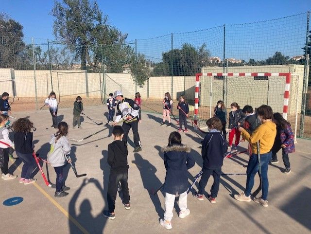 El CEIP Virgen de Begoña realiza una actividad con el Club Hockey Cartagena a través del Programa ADE