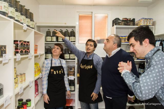 Personas con autismo abren la persiana de Mercadisflo en el Mercado de Santa Florentina