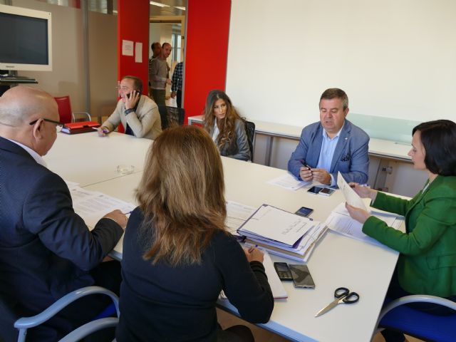 Las adjudicaciones del mantenimiento de la vía pública, teleasistencia y ayuda a domicilio permitirán realizar más actuaciones y servicios por el mismo dinero