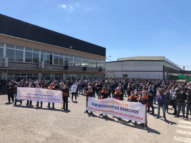 Los trabajadores de Repsol Petróleo muestran su rechazo a la política laboral de la compañía