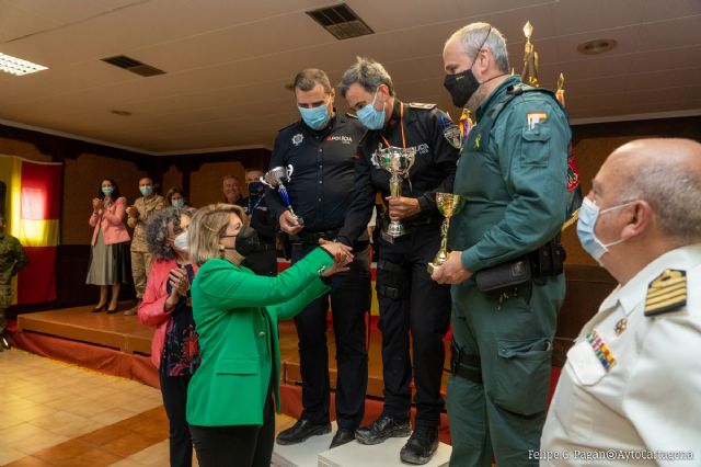 Los ganadores del concurso de tiro policial organizado por la ESPAC y la UPCT reciben sus galardones