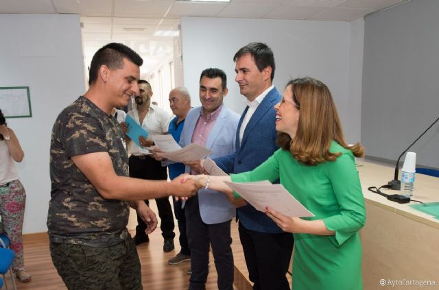 Alumnos de un curso mixto de albañilería y jardinería remodelan el Parque de la Rosa