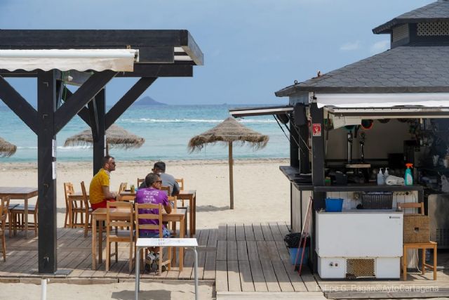 Comienzan a montar en la costa los primeros chiringuitos ya adjudicados