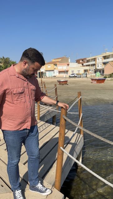 MC constata el mal estado del acceso al baño en Los Urrutias al inicio de la campaña estival