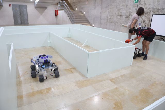 Robots de Madrid, Barcelona y Bilbao compiten en la UPCT en una prueba de orientación y resistencia