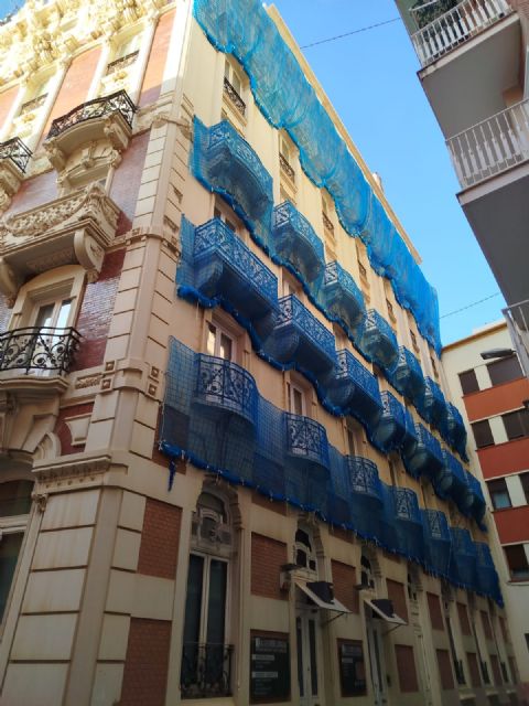 El PCAN pide al Ayuntamiento que incentive la restauración del Gran Hotel y la Casa Cervantes que tienen lonas en sus balcones