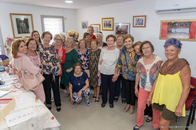 El Club de Mayores de Los Belones muestran sus trabajos en el inicio de su Semana Cultural