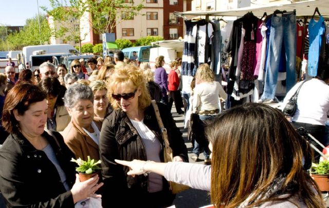 Los mercardillos semanales mantendran sus horarios en el Puente de la Constitucion