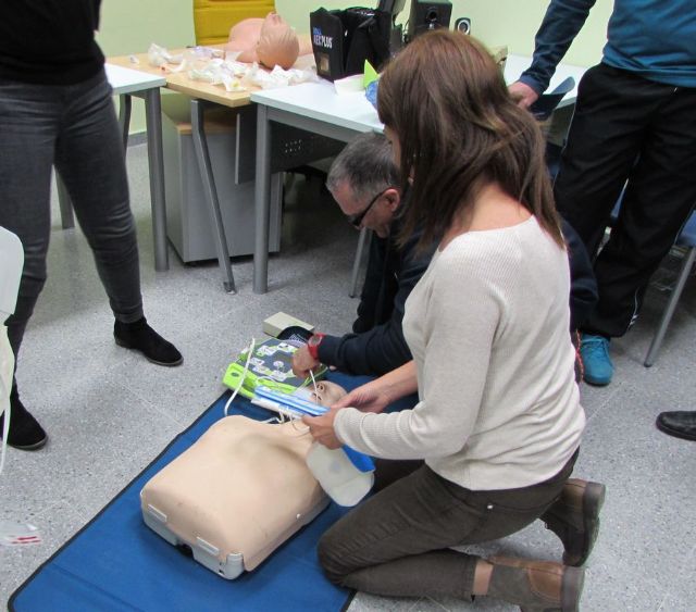 Se instala un desfibrilador en el Campo Municipal de Futbol de la Barriada Villalba