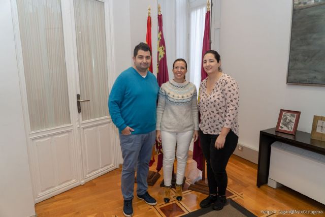 La alcaldesa da la enhorabuena a los responsables del restaurante Magoga por su Estrella Michelin