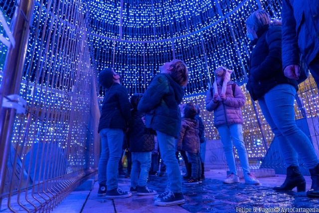 La Navidad se sentirá más que nunca en los barrios y diputaciones con la instalación de once árboles de luz de siete metros de altura