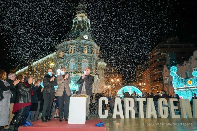 Cartagena estrena su iluminación navideña, belén y mercadillo junto al puerto