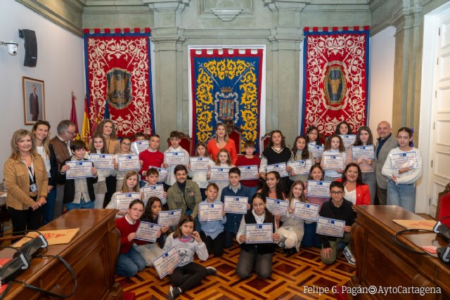 Escolares de Cartagena celebran un pleno sobre el derecho a la intimidad por el aniversario de la Constitución