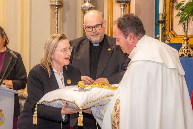 La Cofradía del Resucitado celebra el acto de toma de posesión de su Hermana Mayor, el capellán y la nueva Junta de Mesa