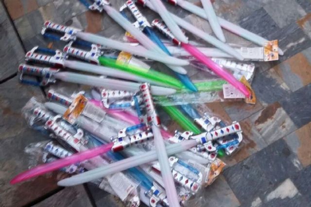 La Policia Local de Cartagena decomisa 29 espadas laser