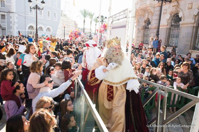 Miles de niños se entusiaman con la llegada de los Reyes Magos a Cartagena