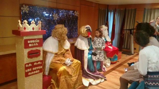 Los Reyes madrugadores han repartido los primeros regalos a decenas de niños y niñas en el Colegio de Ingenieros Técnicos Industriales de Cartagena