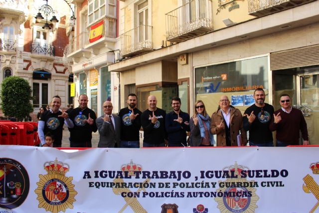 Una nutrida comitiva de Ciudadanos firma en apoyo de la equiparación salarial de Policía y Guardia Civil en Cartagena