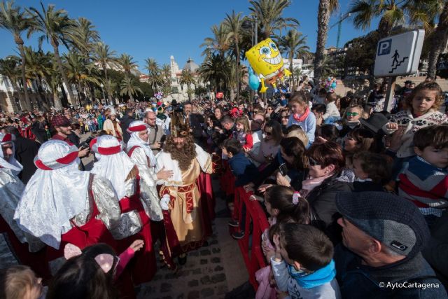 Cientos de niños reciben con emocion la llegada de los Reyes Magos