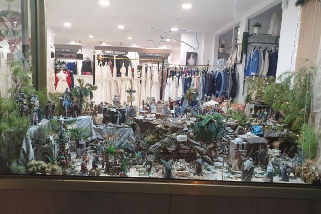 La tienda Toni Modas, premiada por el Belén de su escaparate