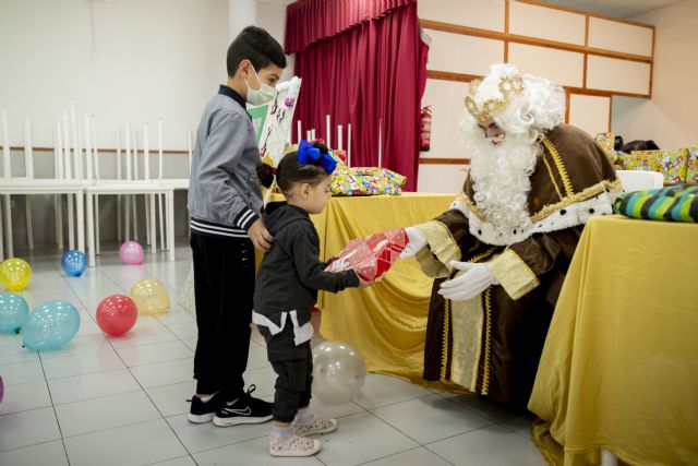 Los Reyes Magos entregan sus regalos en Los Mateos