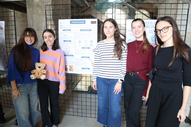 Alumnas de Biomédica idean un peluche para ayudar a comunicarse a menores con enfermedades raras