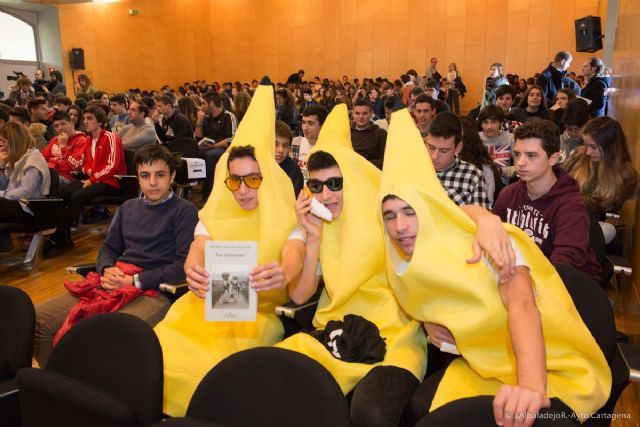 El Mandarache acerca a los jóvenes el realismo mágico de una aldea gallega