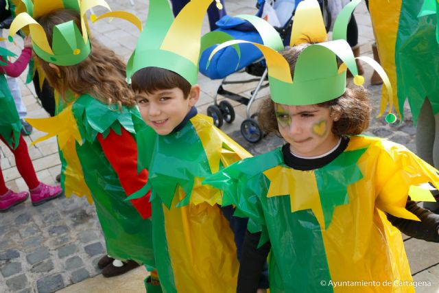 Los niños lucieron sus mejores disfraces en el tradicional pasacalles de Carnaval